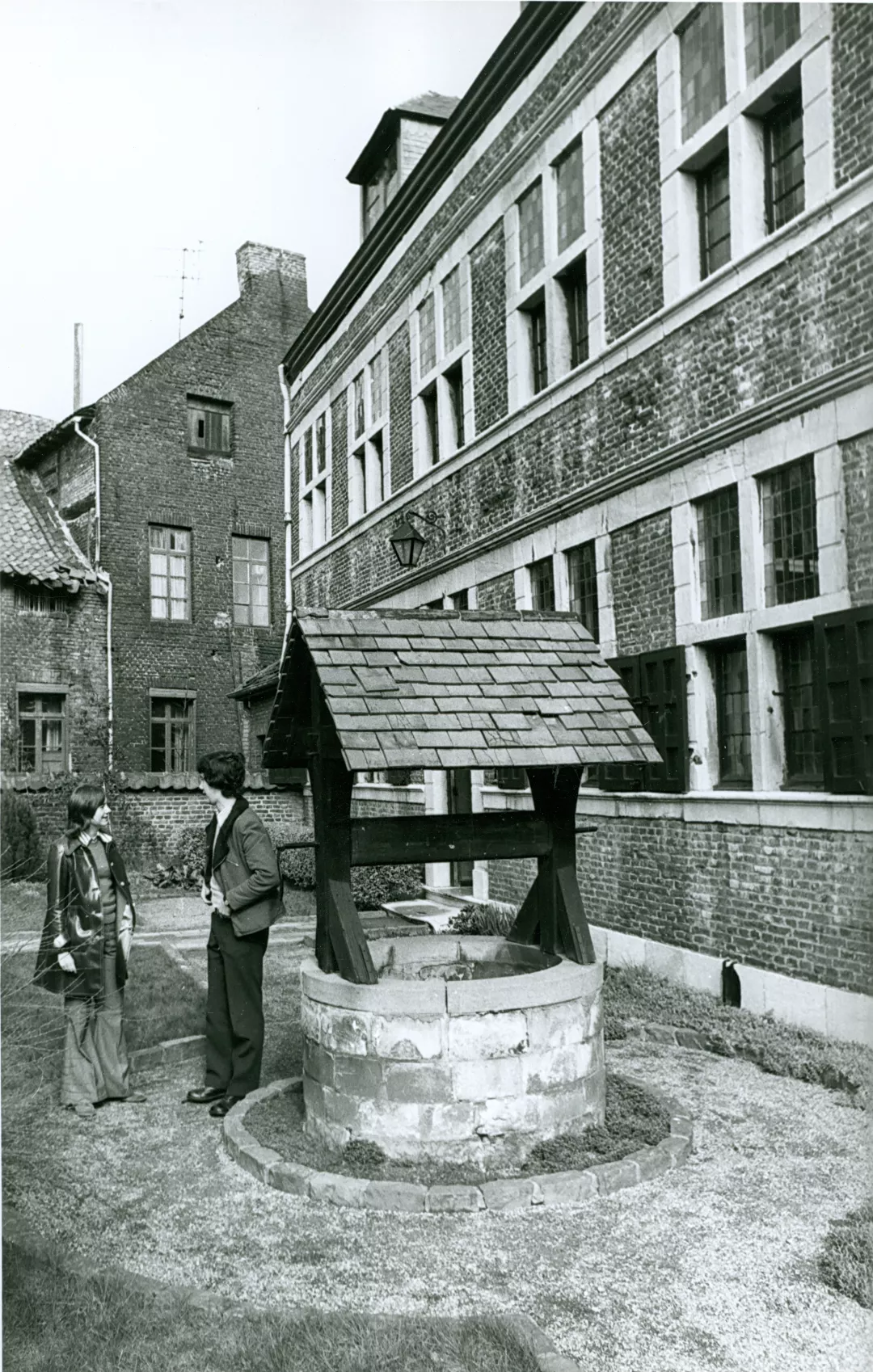 Twee huizen deelden één waterput. Na de Tweede Wereldoorlog werden de muren tussen de tuintjes weggehaald en meerdere waterputten gedempt. (provincie Limburg)